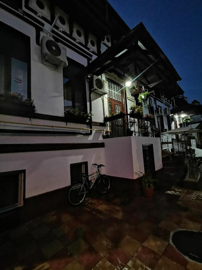 Joe Hostel Bukarest Exteriör bild